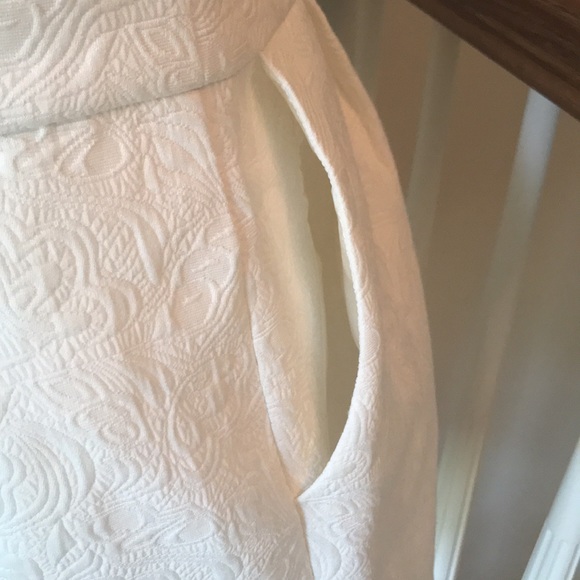 White Strapless Lace Textured Fitted Romper With Zipper Closure Size Medium - Picture 7 of 9